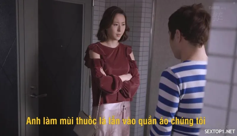 Em nhân viên vú bự buổi đầu đi làm mặc áo chật quá nên tôi đã dùng tay "giúp đỡ"